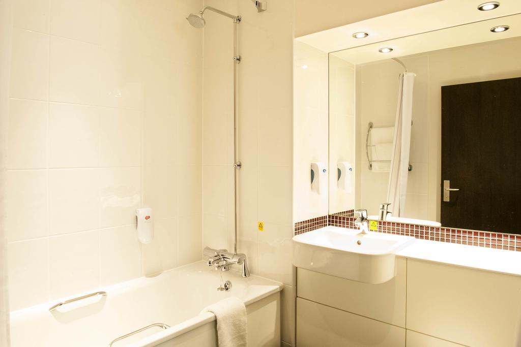 Premier Inn London Croydon West - Purley A23 객실 사진